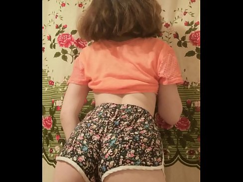 ❤️ Una ghjovana sexy si spoglia i pantaloncini davanti à a camera ️ Solo porno à porn co.analizatorkrovi.ru